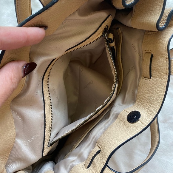 Calvin Klein Pebbled Leather Shoulder Tote Bag – Beige - Picture 3 of 16